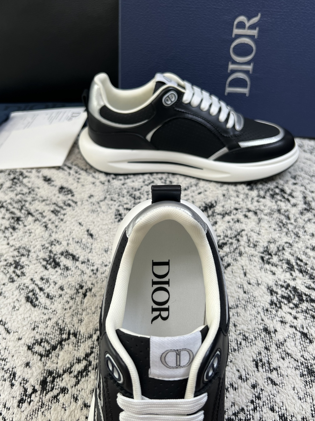 Dior  高品质  顶级工艺品 迪奥  专柜同步 原厂配置，意大利进口原版牛皮面料，透气舒适进口水染牛里垫，鞋底：原厂