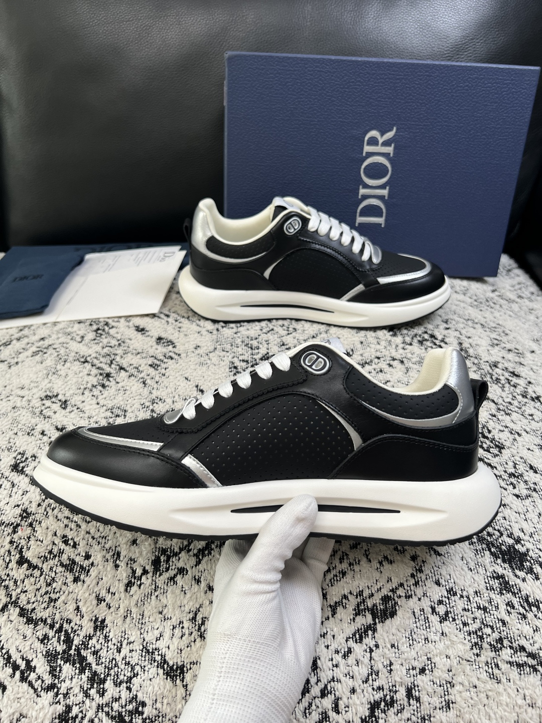 Dior  高品质  顶级工艺品 迪奥  专柜同步 原厂配置，意大利进口原版牛皮面料，透气舒适进口水染牛里垫，鞋底：原厂