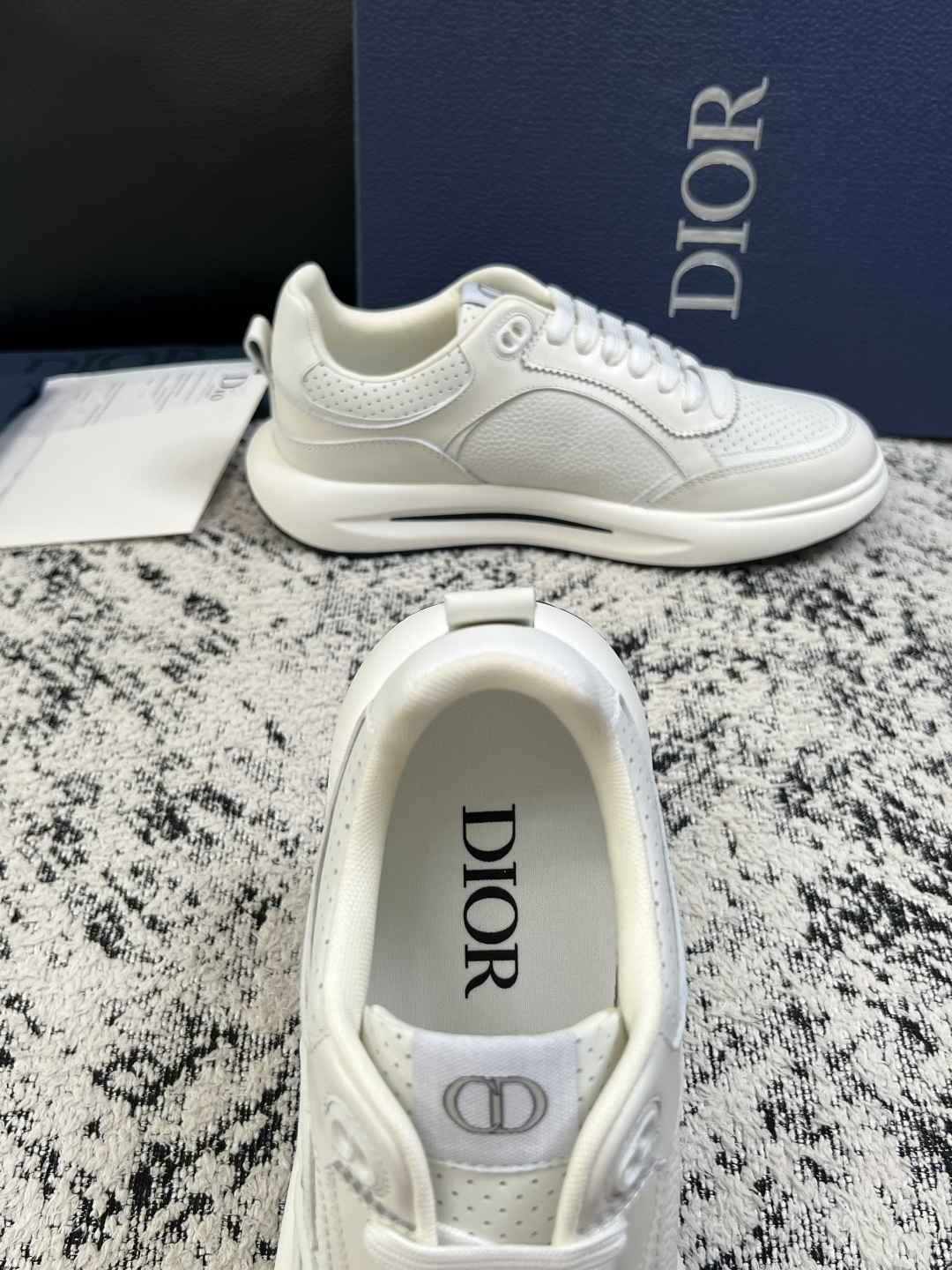 Dior  高品质  顶级工艺品 迪奥  专柜同步 原厂配置，意大利进口原版牛皮面料，透气舒适进口水染牛里垫，鞋底：原厂