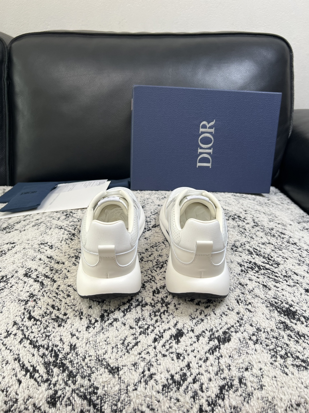 Dior  高品质  顶级工艺品 迪奥  专柜同步 原厂配置，意大利进口原版牛皮面料，透气舒适进口水染牛里垫，鞋底：原厂