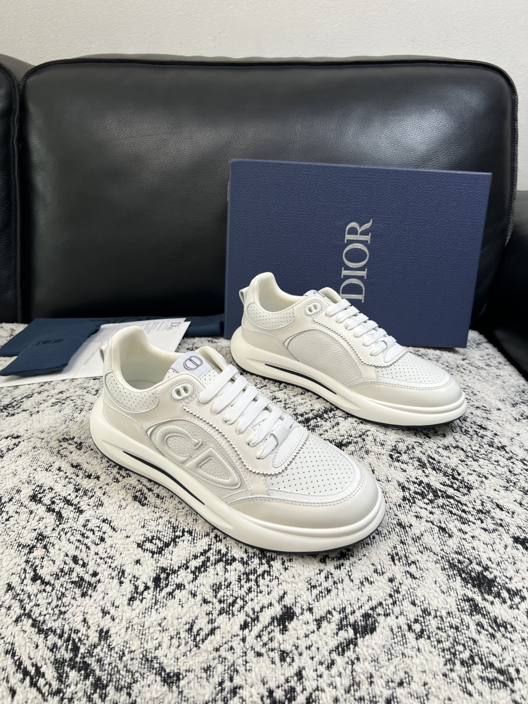 Dior  高品质  顶级工艺品 迪奥  专柜同步 原厂配置，意大利进口原版牛皮面料，透气舒适进口水染牛里垫，鞋底：原厂