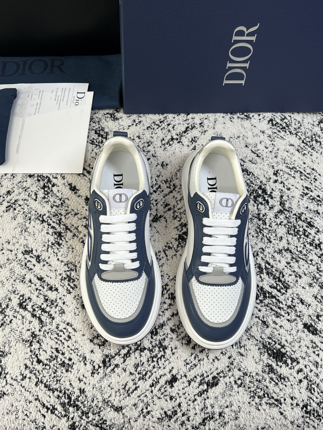 Dior  高品质  顶级工艺品 迪奥  专柜同步 原厂配置，意大利进口原版牛皮面料，透气舒适进口水染牛里垫，鞋底：原厂