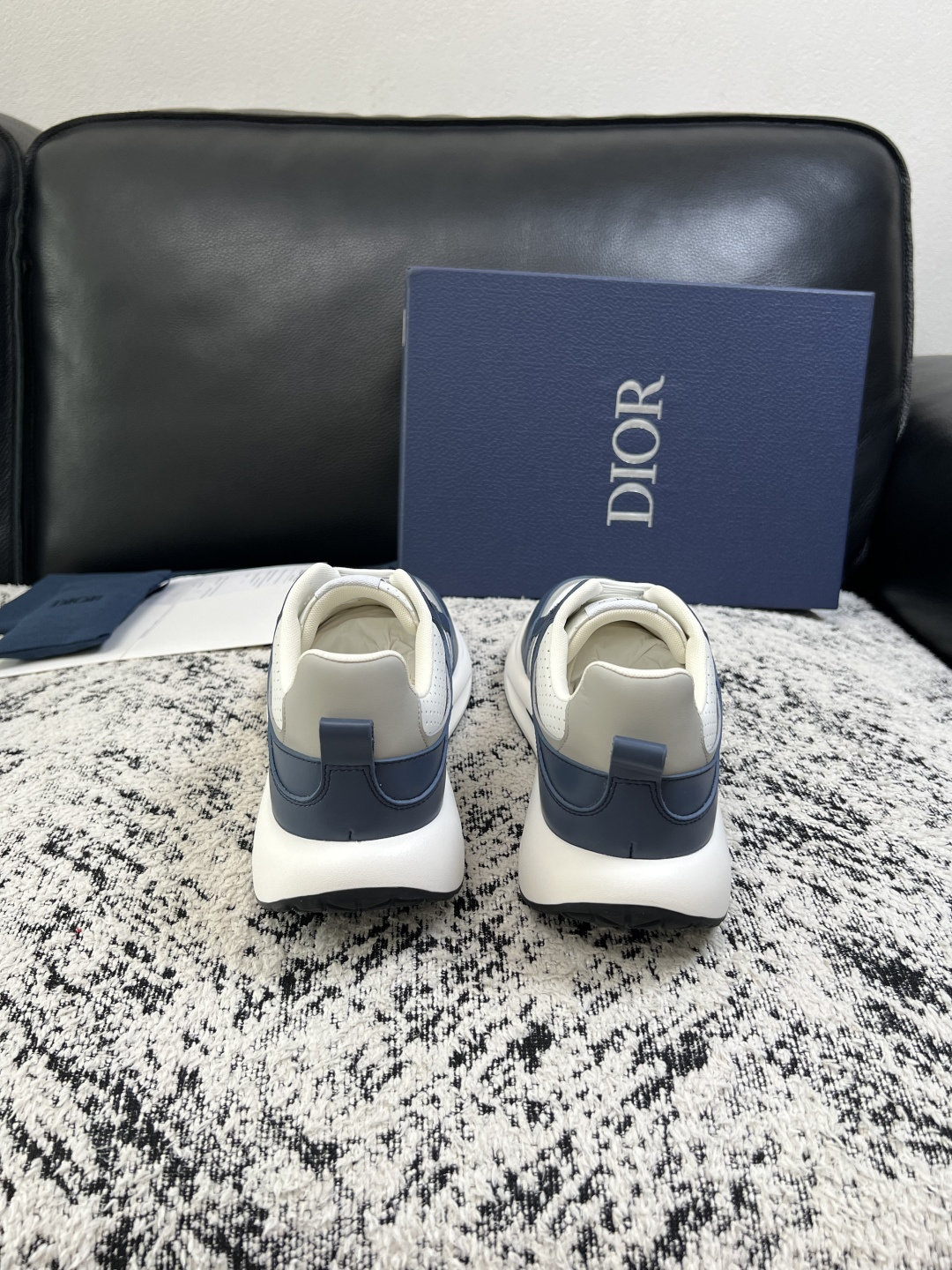 Dior  高品质  顶级工艺品 迪奥  专柜同步 原厂配置，意大利进口原版牛皮面料，透气舒适进口水染牛里垫，鞋底：原厂