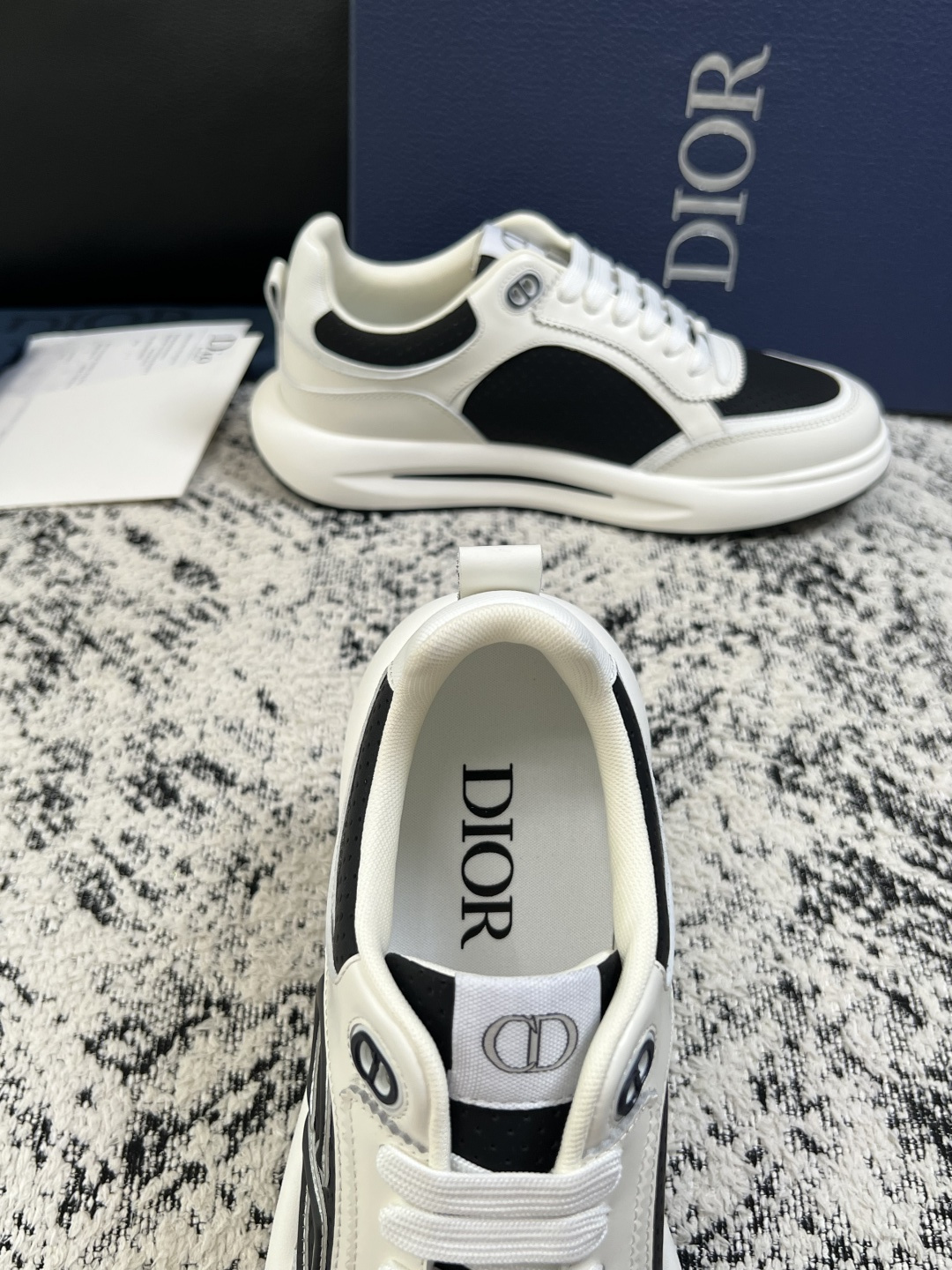 Dior  高品质  顶级工艺品 迪奥  专柜同步 原厂配置，意大利进口原版牛皮面料，透气舒适进口水染牛里垫，鞋底：原厂
