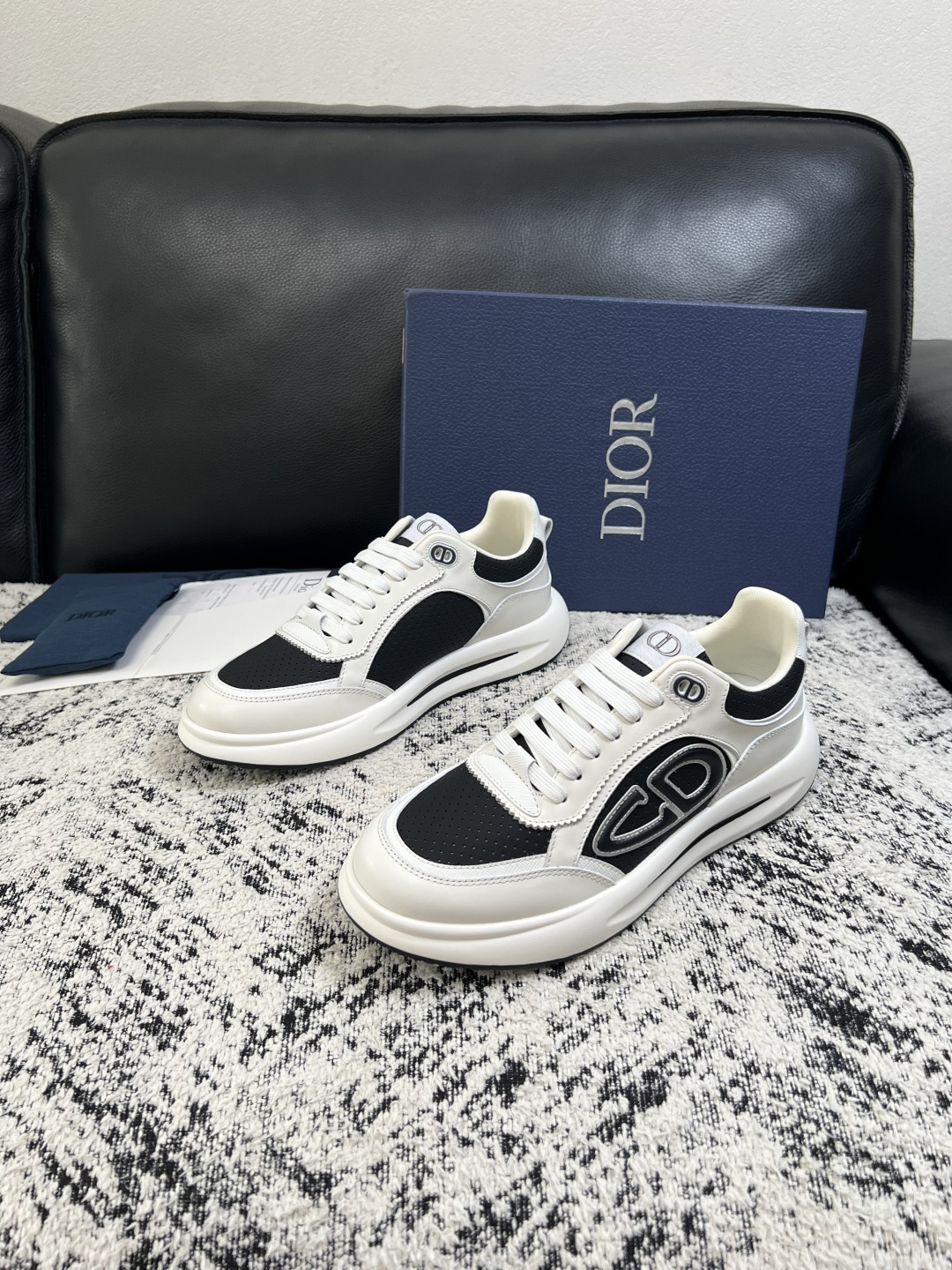 Dior  高品质  顶级工艺品 迪奥  专柜同步 原厂配置，意大利进口原版牛皮面料，透气舒适进口水染牛里垫，鞋底：原厂
