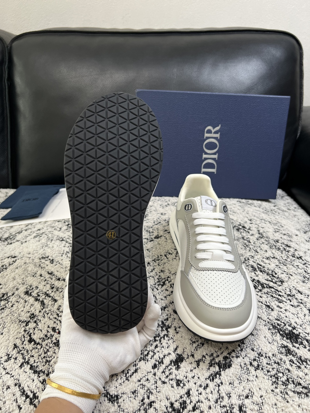 Dior  高品质  顶级工艺品 迪奥  专柜同步 原厂配置，意大利进口原版牛皮面料，透气舒适进口水染牛里垫，鞋底：原厂