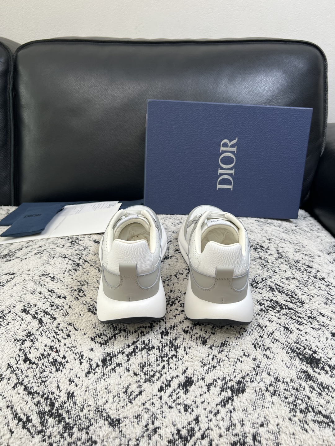 Dior  高品质  顶级工艺品 迪奥  专柜同步 原厂配置，意大利进口原版牛皮面料，透气舒适进口水染牛里垫，鞋底：原厂