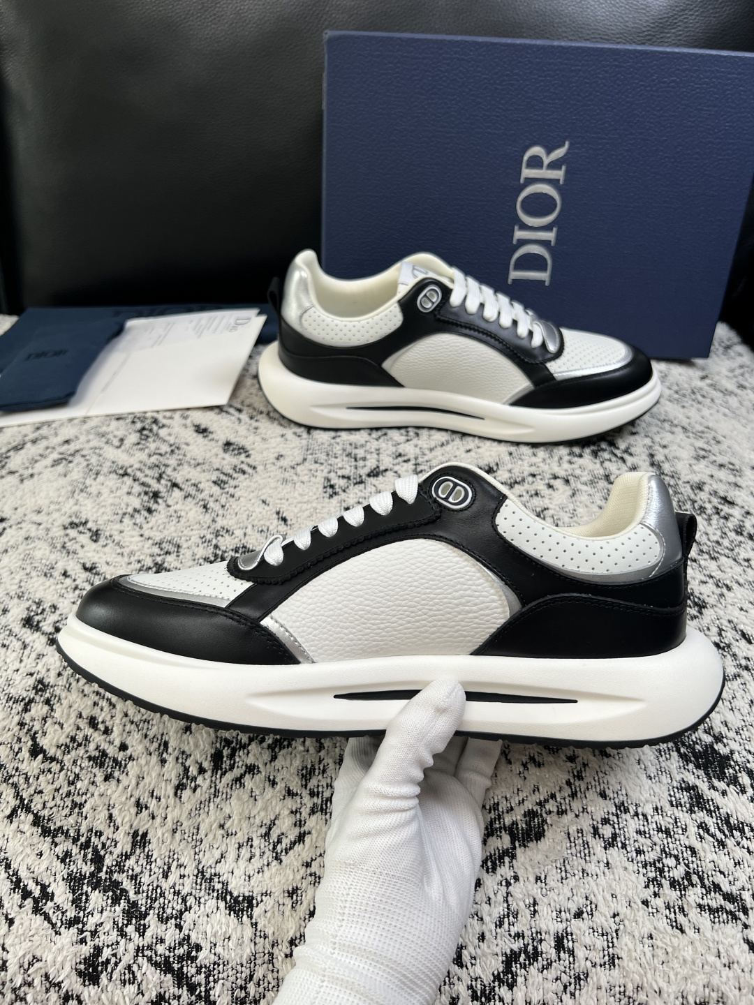 Dior  高品质  顶级工艺品 迪奥  专柜同步 原厂配置，意大利进口原版牛皮面料，透气舒适进口水染牛里垫，鞋底：原厂
