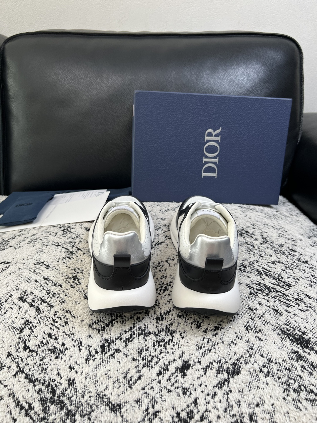 Dior  高品质  顶级工艺品 迪奥  专柜同步 原厂配置，意大利进口原版牛皮面料，透气舒适进口水染牛里垫，鞋底：原厂
