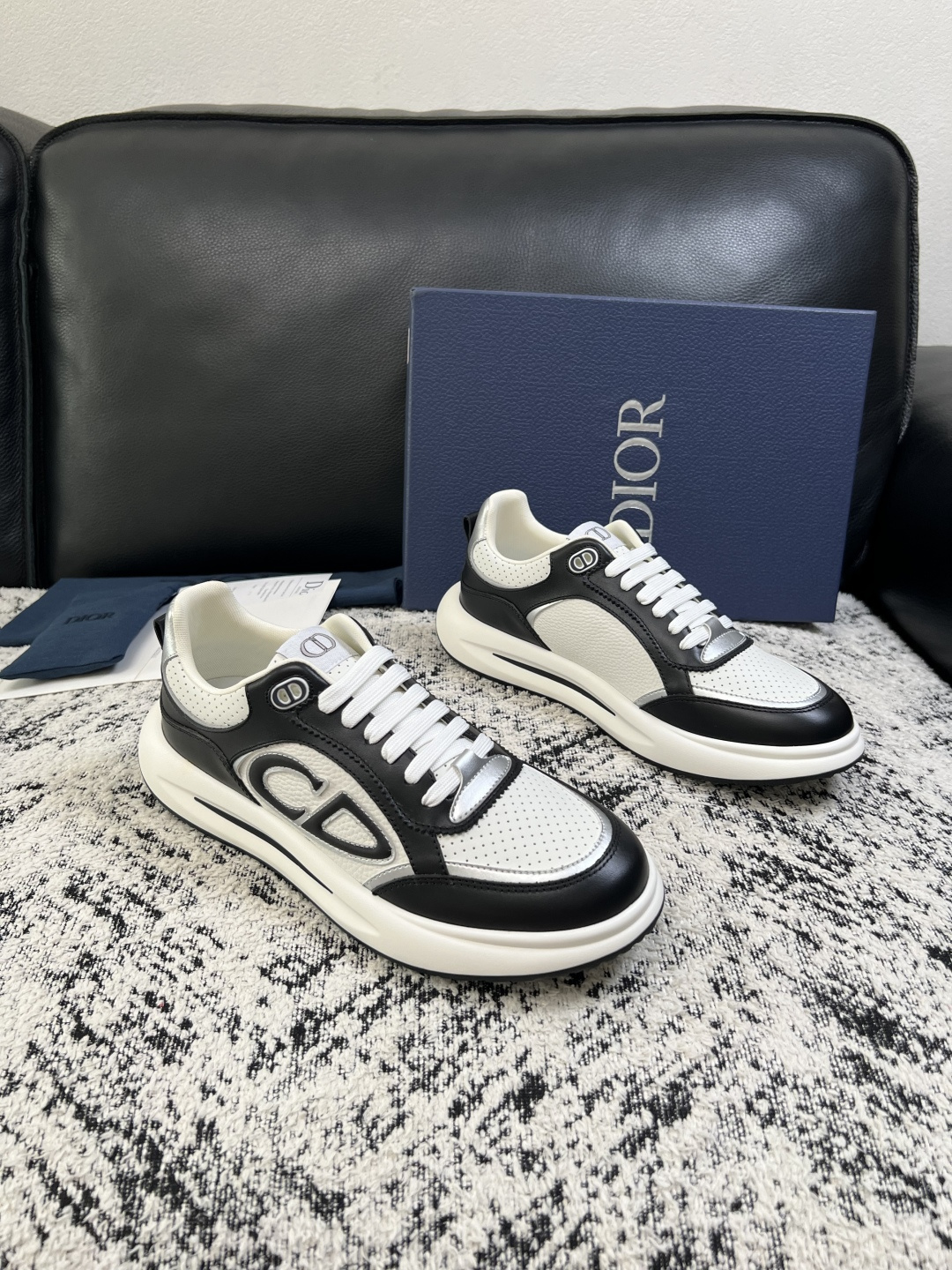 Dior  高品质  顶级工艺品 迪奥  专柜同步 原厂配置，意大利进口原版牛皮面料，透气舒适进口水染牛里垫，鞋底：原厂