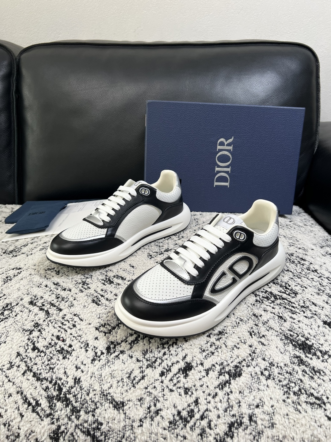 Dior  高品质  顶级工艺品 迪奥  专柜同步 原厂配置，意大利进口原版牛皮面料，透气舒适进口水染牛里垫，鞋底：原厂