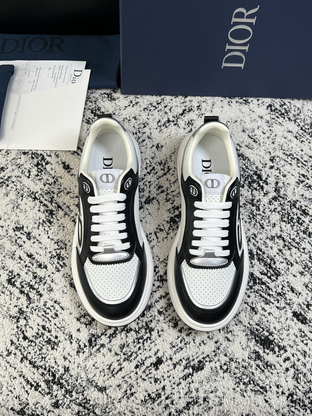 Dior  高品质  顶级工艺品 迪奥  专柜同步 原厂配置，意大利进口原版牛皮面料，透气舒适进口水染牛里垫，鞋底：原厂