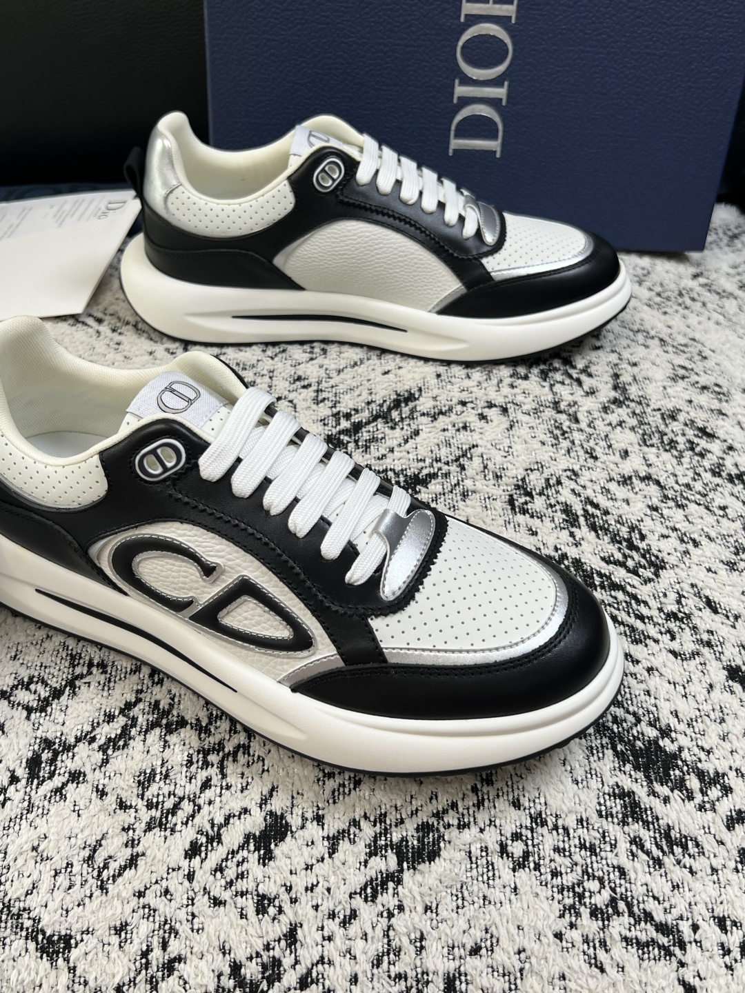 Dior  高品质  顶级工艺品 迪奥  专柜同步 原厂配置，意大利进口原版牛皮面料，透气舒适进口水染牛里垫，鞋底：原厂