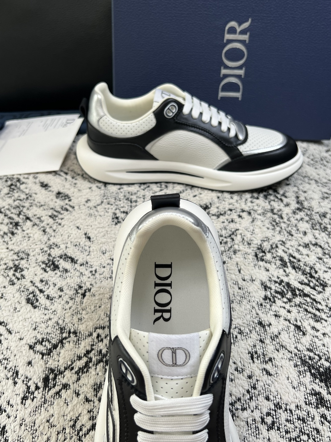 Dior  高品质  顶级工艺品 迪奥  专柜同步 原厂配置，意大利进口原版牛皮面料，透气舒适进口水染牛里垫，鞋底：原厂
