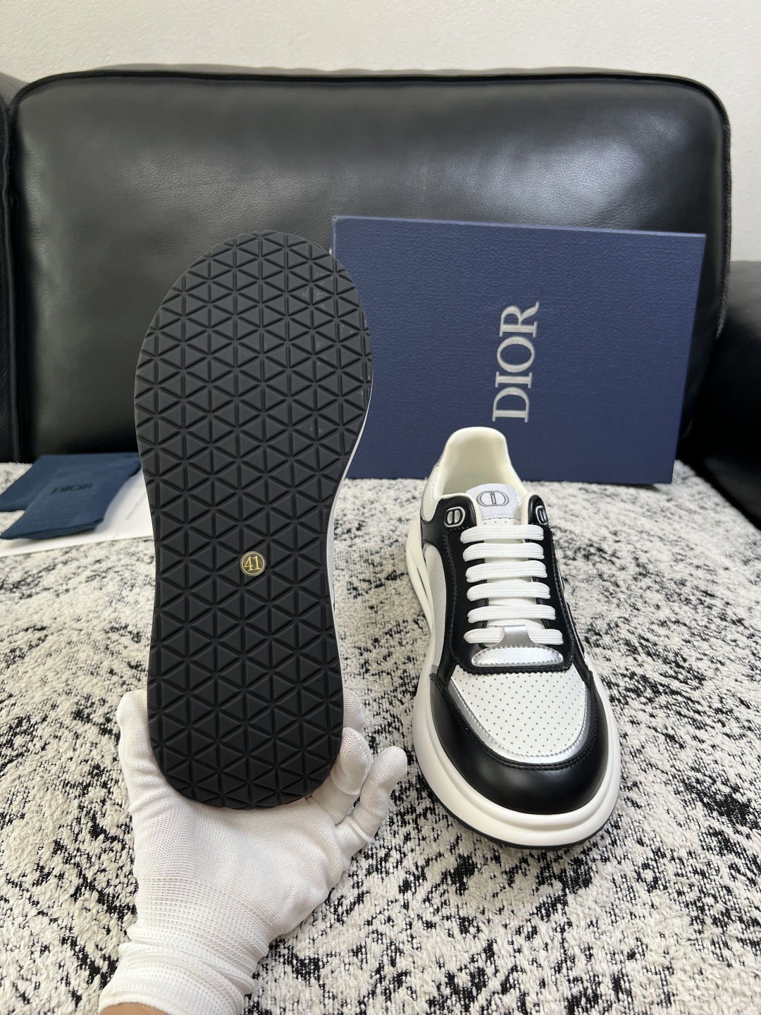 Dior  高品质  顶级工艺品 迪奥  专柜同步 原厂配置，意大利进口原版牛皮面料，透气舒适进口水染牛里垫，鞋底：原厂