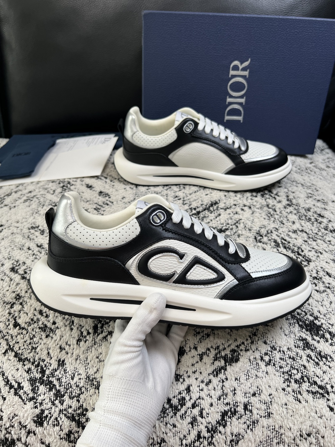 Dior  高品质  顶级工艺品 迪奥  专柜同步 原厂配置，意大利进口原版牛皮面料，透气舒适进口水染牛里垫，鞋底：原厂