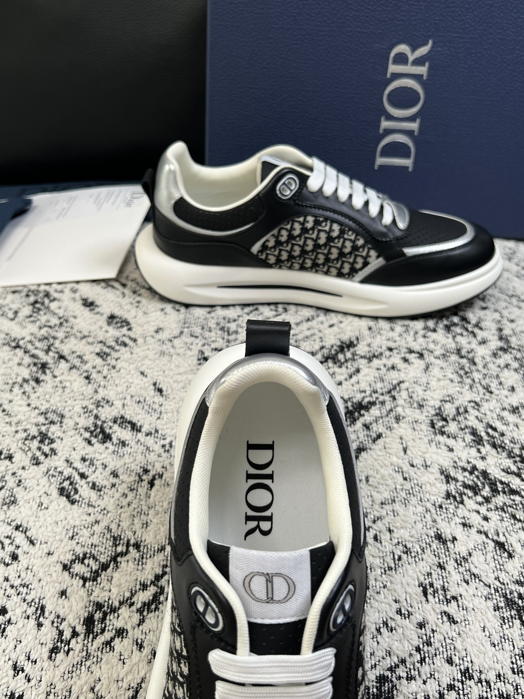 Dior  高品质  顶级工艺品 迪奥  专柜同步 原厂配置，意大利进口原版牛皮面料，透气舒适进口水染牛里垫，鞋底：原厂
