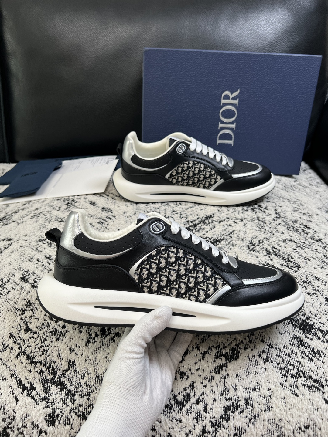 Dior  高品质  顶级工艺品 迪奥  专柜同步 原厂配置，意大利进口原版牛皮面料，透气舒适进口水染牛里垫，鞋底：原厂