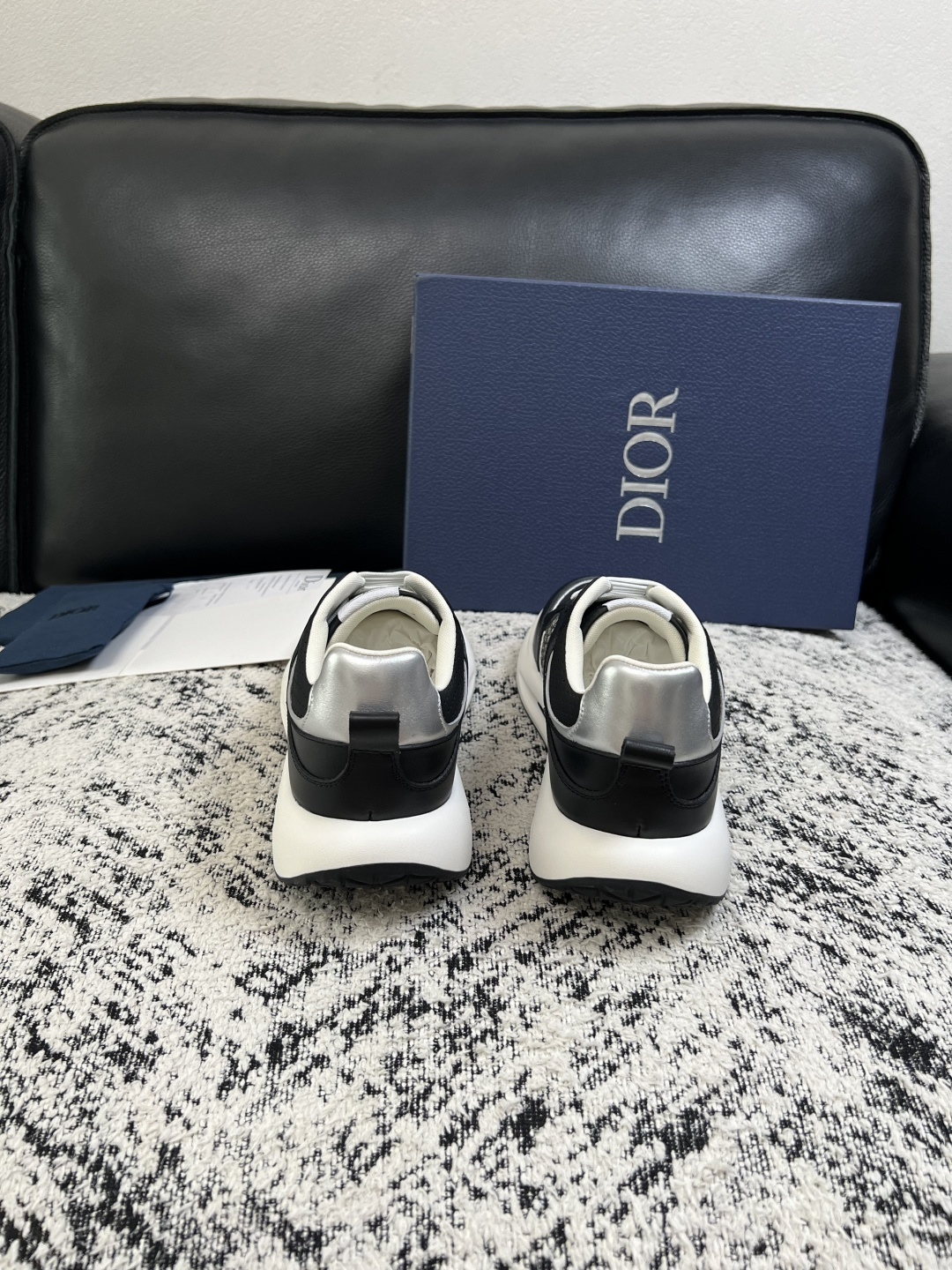 Dior  高品质  顶级工艺品 迪奥  专柜同步 原厂配置，意大利进口原版牛皮面料，透气舒适进口水染牛里垫，鞋底：原厂