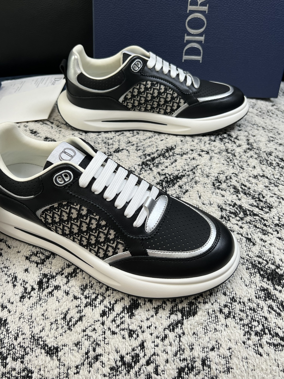 Dior  高品质  顶级工艺品 迪奥  专柜同步 原厂配置，意大利进口原版牛皮面料，透气舒适进口水染牛里垫，鞋底：原厂