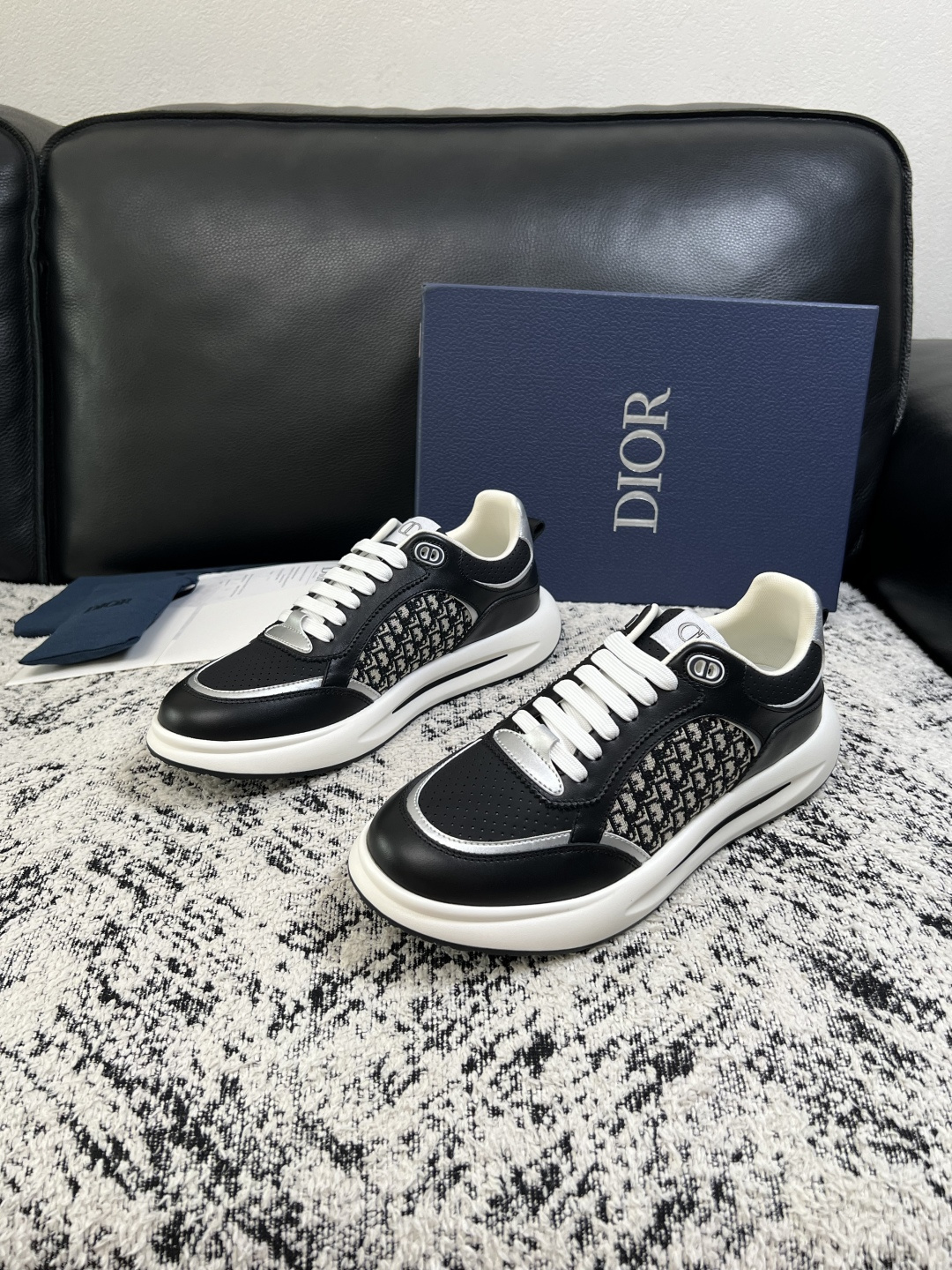 Dior  高品质  顶级工艺品 迪奥  专柜同步 原厂配置，意大利进口原版牛皮面料，透气舒适进口水染牛里垫，鞋底：原厂