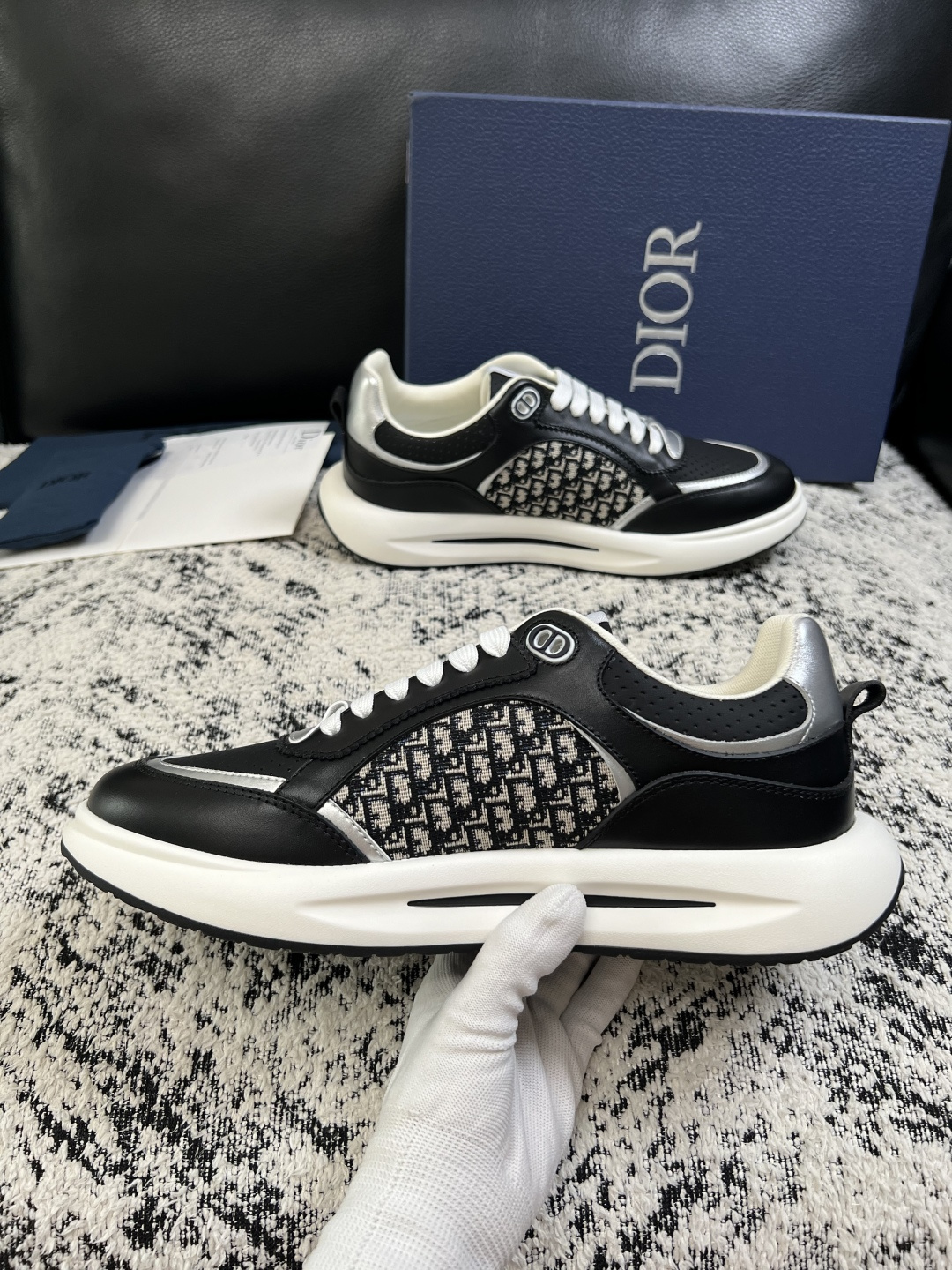Dior  高品质  顶级工艺品 迪奥  专柜同步 原厂配置，意大利进口原版牛皮面料，透气舒适进口水染牛里垫，鞋底：原厂