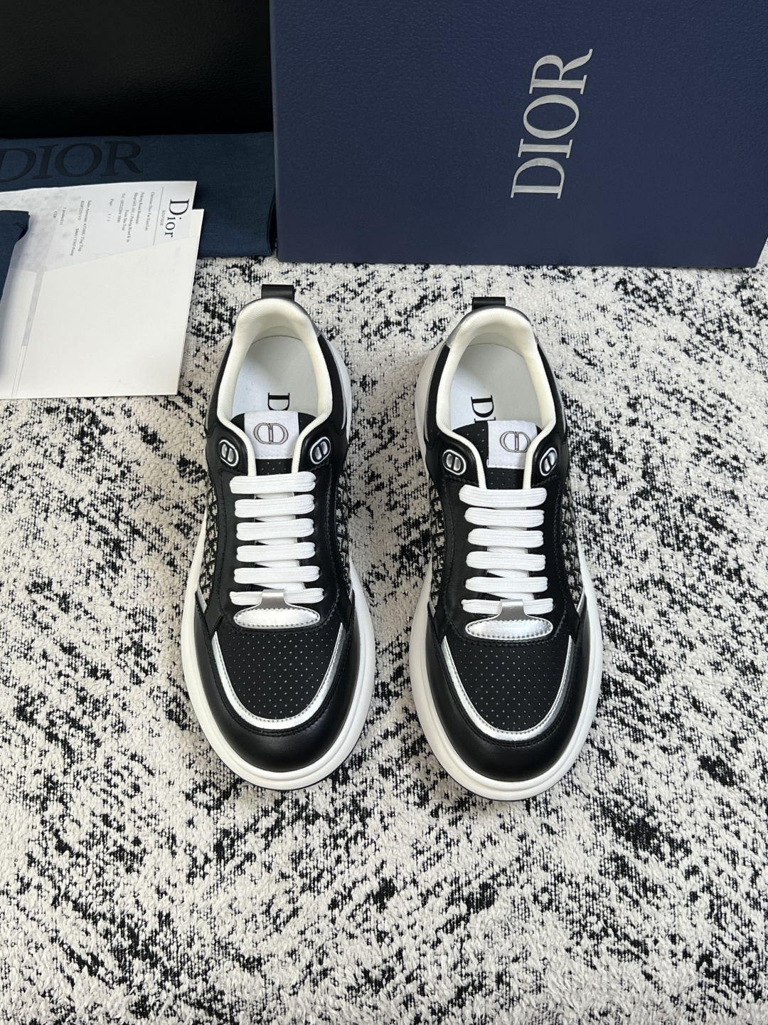 Dior  高品质  顶级工艺品 迪奥  专柜同步 原厂配置，意大利进口原版牛皮面料，透气舒适进口水染牛里垫，鞋底：原厂