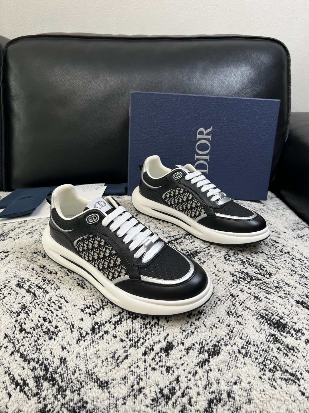 Dior  高品质  顶级工艺品 迪奥  专柜同步 原厂配置，意大利进口原版牛皮面料，透气舒适进口水染牛里垫，鞋底：原厂