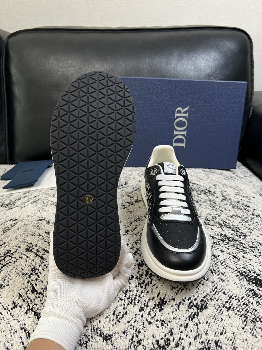 Dior  高品质  顶级工艺品 迪奥  专柜同步 原厂配置，意大利进口原版牛皮面料，透气舒适进口水染牛里垫，鞋底：原厂