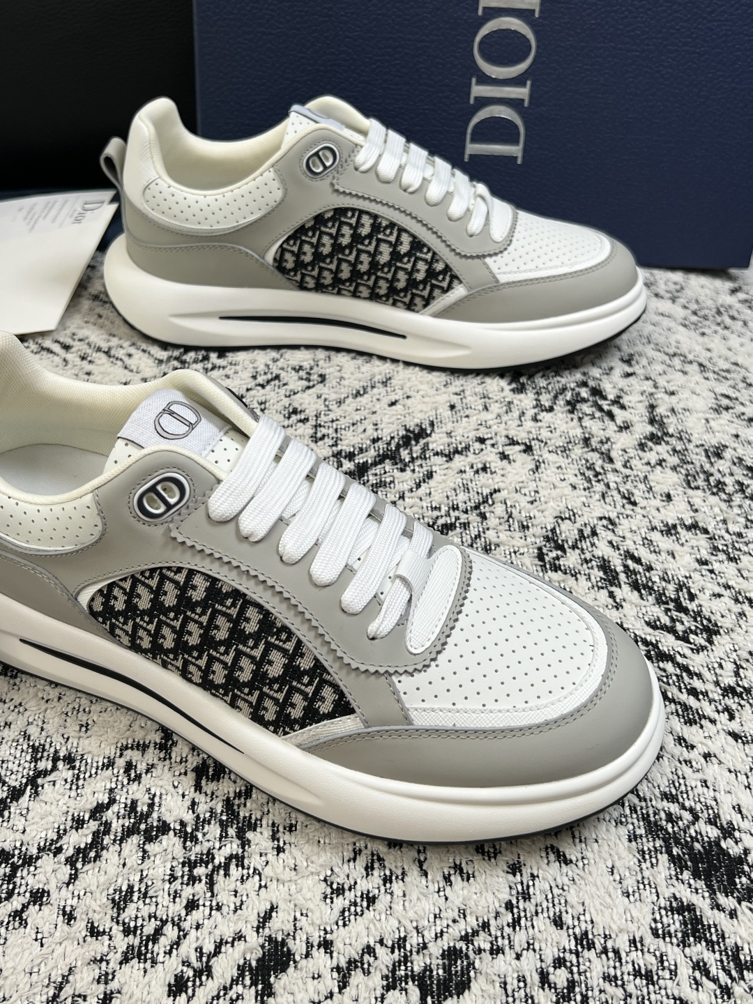 Dior  高品质  顶级工艺品 迪奥  专柜同步 原厂配置，意大利进口原版牛皮面料，透气舒适进口水染牛里垫，鞋底：原厂