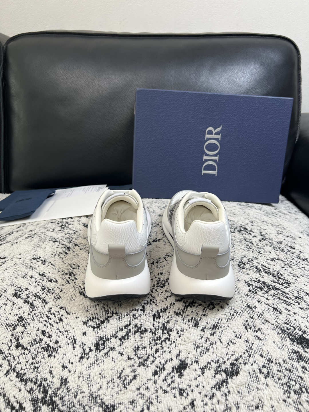 Dior  高品质  顶级工艺品 迪奥  专柜同步 原厂配置，意大利进口原版牛皮面料，透气舒适进口水染牛里垫，鞋底：原厂