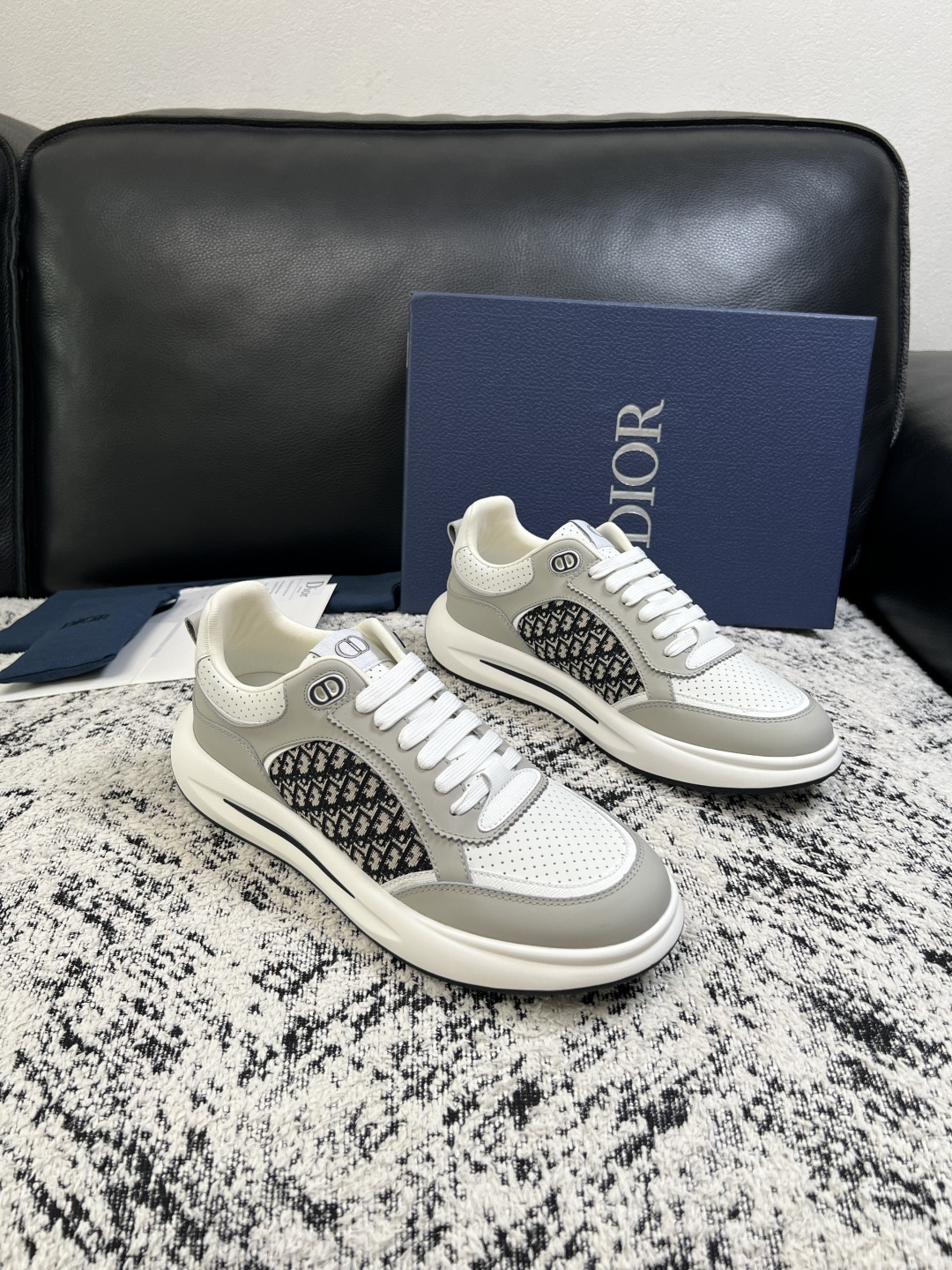 Dior  高品质  顶级工艺品 迪奥  专柜同步 原厂配置，意大利进口原版牛皮面料，透气舒适进口水染牛里垫，鞋底：原厂