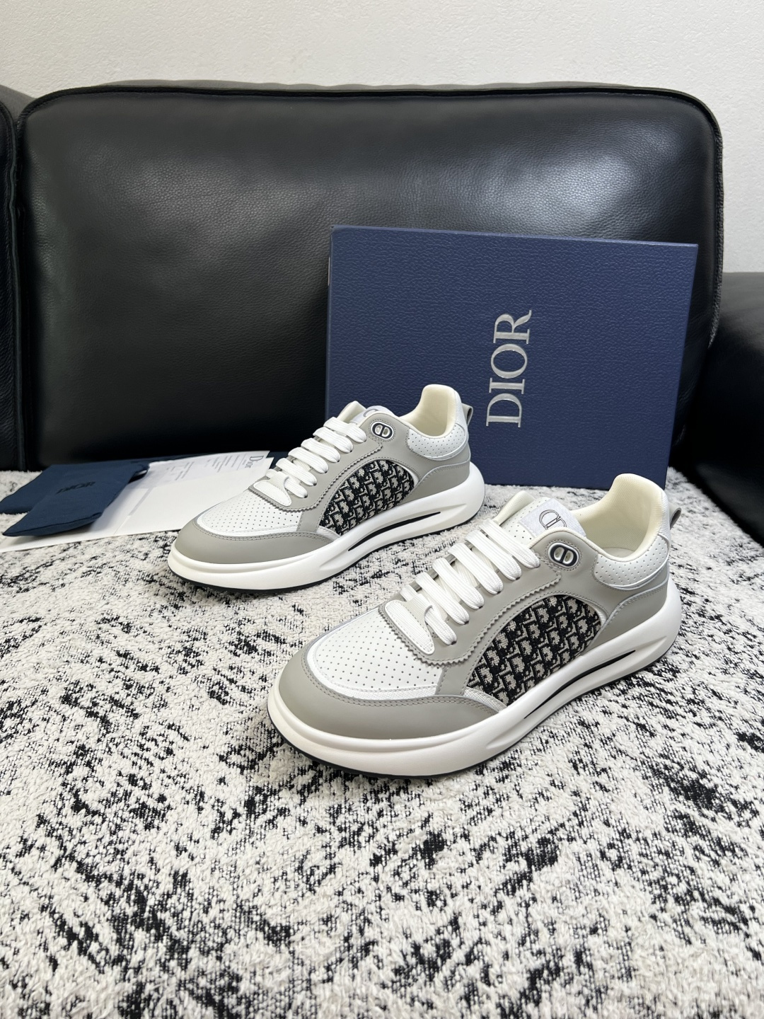 Dior  高品质  顶级工艺品 迪奥  专柜同步 原厂配置，意大利进口原版牛皮面料，透气舒适进口水染牛里垫，鞋底：原厂