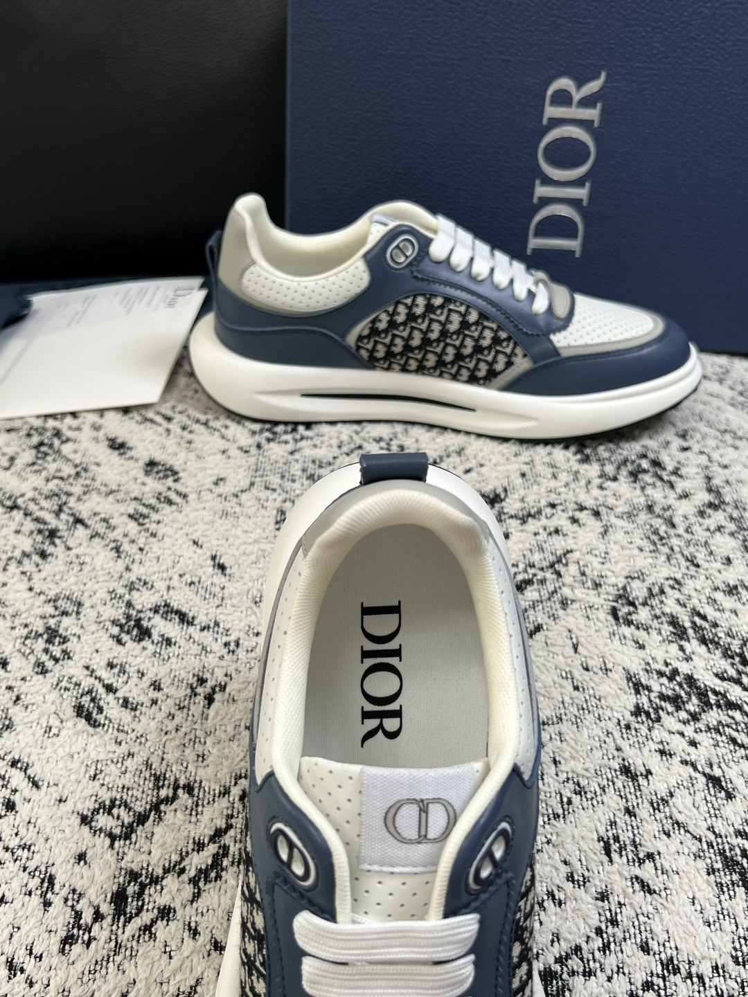 Dior  高品质  顶级工艺品 迪奥  专柜同步 原厂配置，意大利进口原版牛皮面料，透气舒适进口水染牛里垫，鞋底：原厂