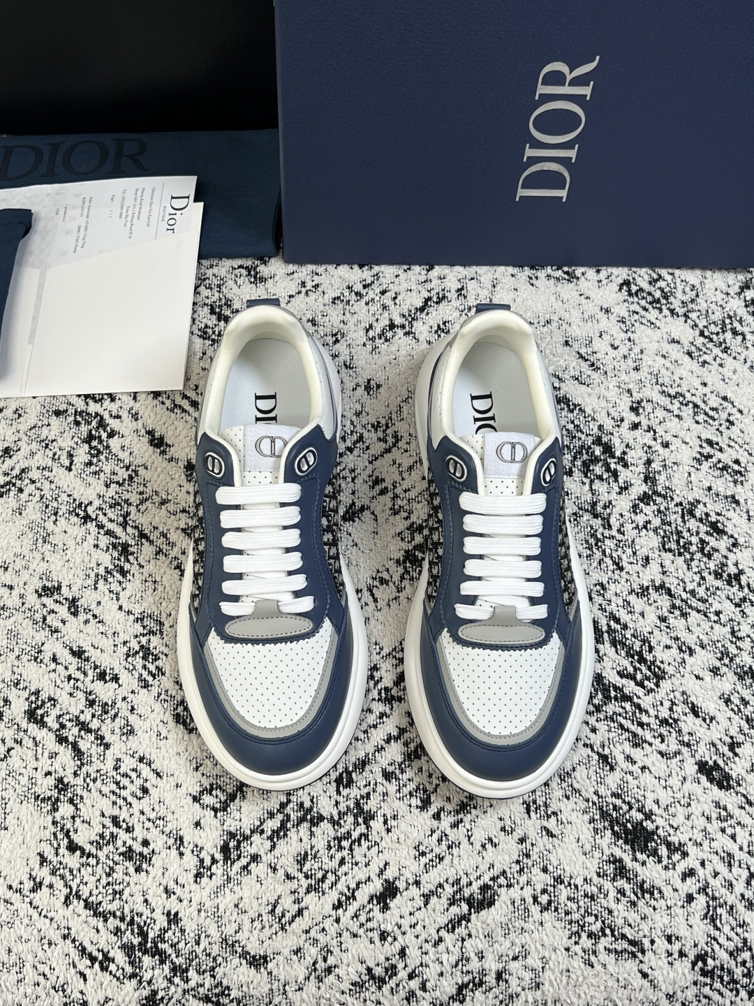 Dior  高品质  顶级工艺品 迪奥  专柜同步 原厂配置，意大利进口原版牛皮面料，透气舒适进口水染牛里垫，鞋底：原厂