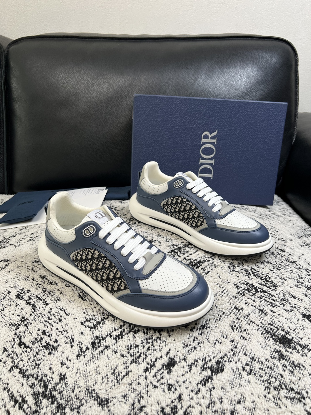 Dior  高品质  顶级工艺品 迪奥  专柜同步 原厂配置，意大利进口原版牛皮面料，透气舒适进口水染牛里垫，鞋底：原厂