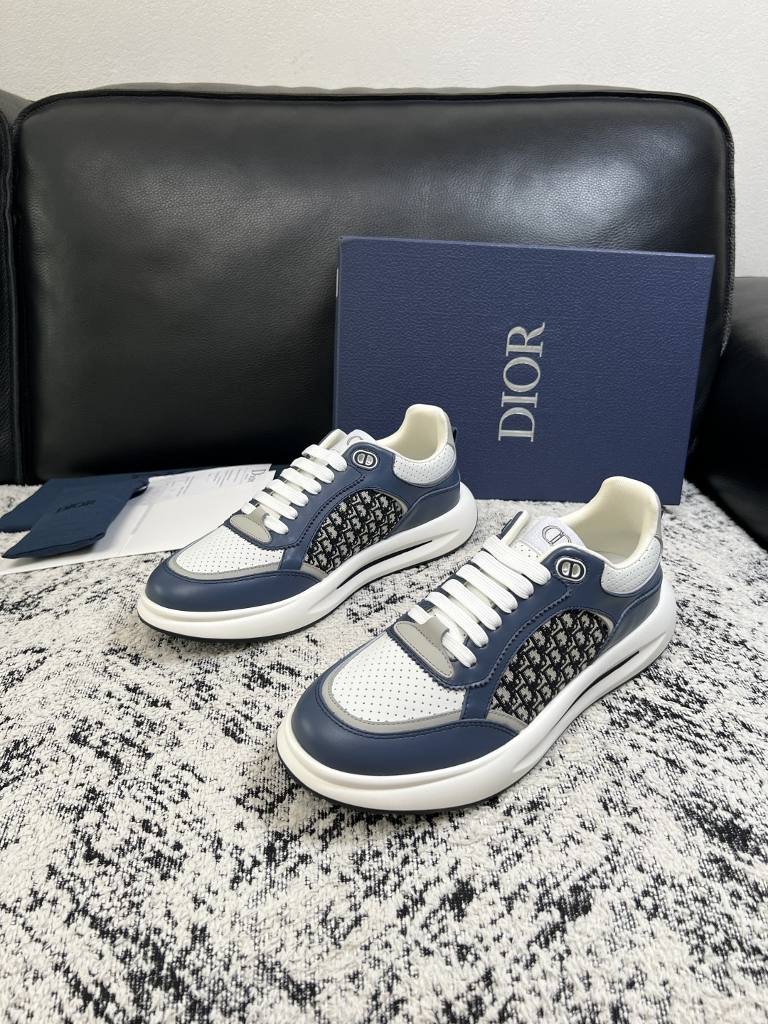 Dior  高品质  顶级工艺品 迪奥  专柜同步 原厂配置，意大利进口原版牛皮面料，透气舒适进口水染牛里垫，鞋底：原厂