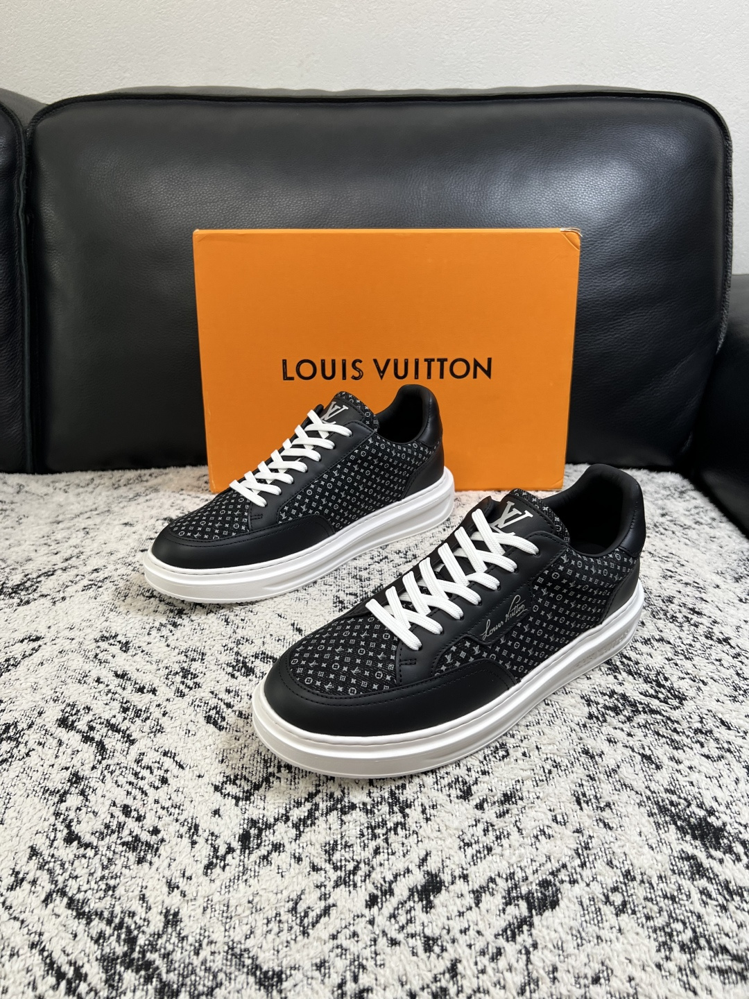 Lv  高品质  顶级工艺品  路易威登，运动板鞋专柜同步，鞋面意大利进口，高品质拼接缤纷色彩复杂工艺品，进口牛皮里垫柔