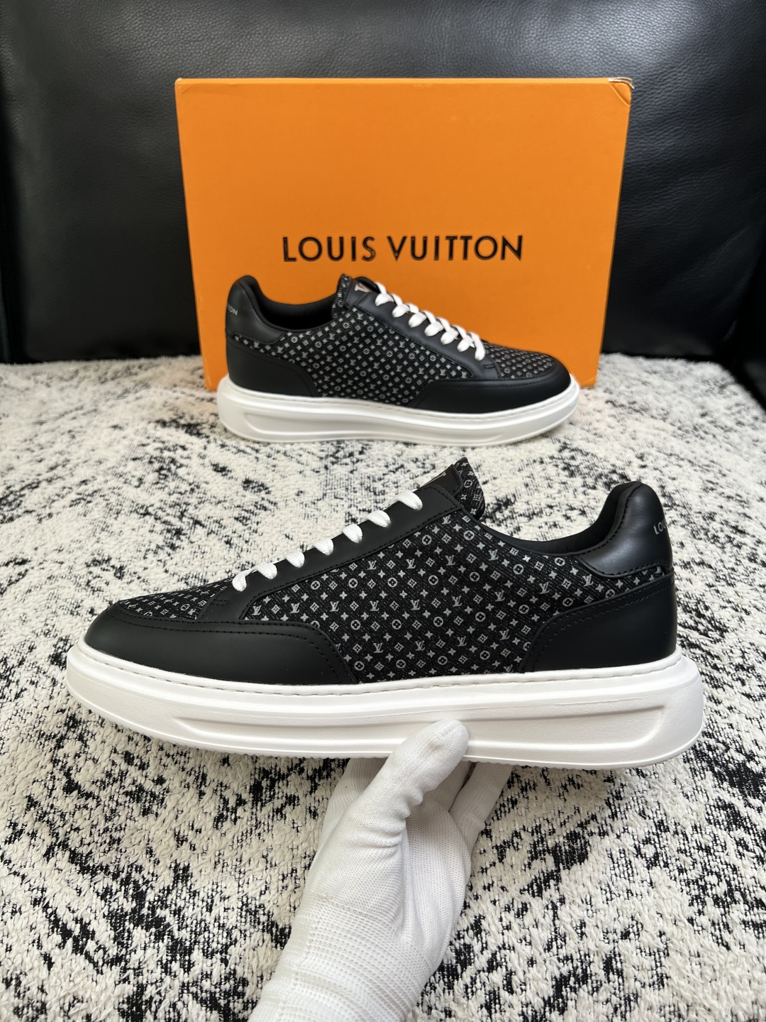 Lv  高品质  顶级工艺品  路易威登，运动板鞋专柜同步，鞋面意大利进口，高品质拼接缤纷色彩复杂工艺品，进口牛皮里垫柔