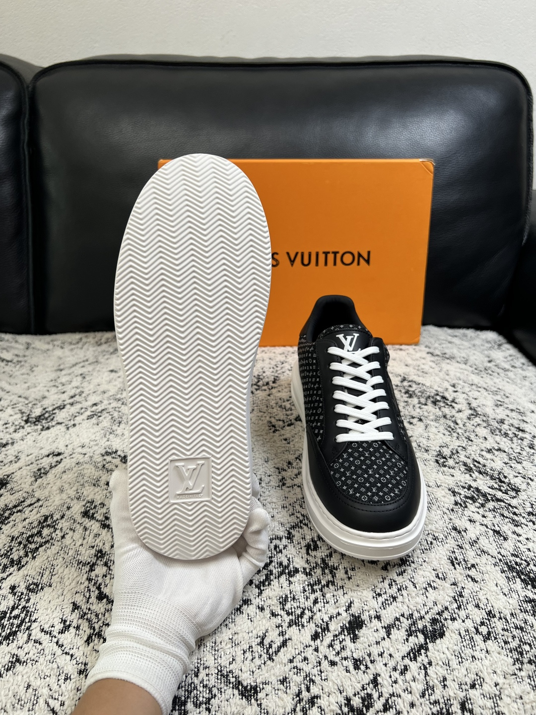 Lv  高品质  顶级工艺品  路易威登，运动板鞋专柜同步，鞋面意大利进口，高品质拼接缤纷色彩复杂工艺品，进口牛皮里垫柔