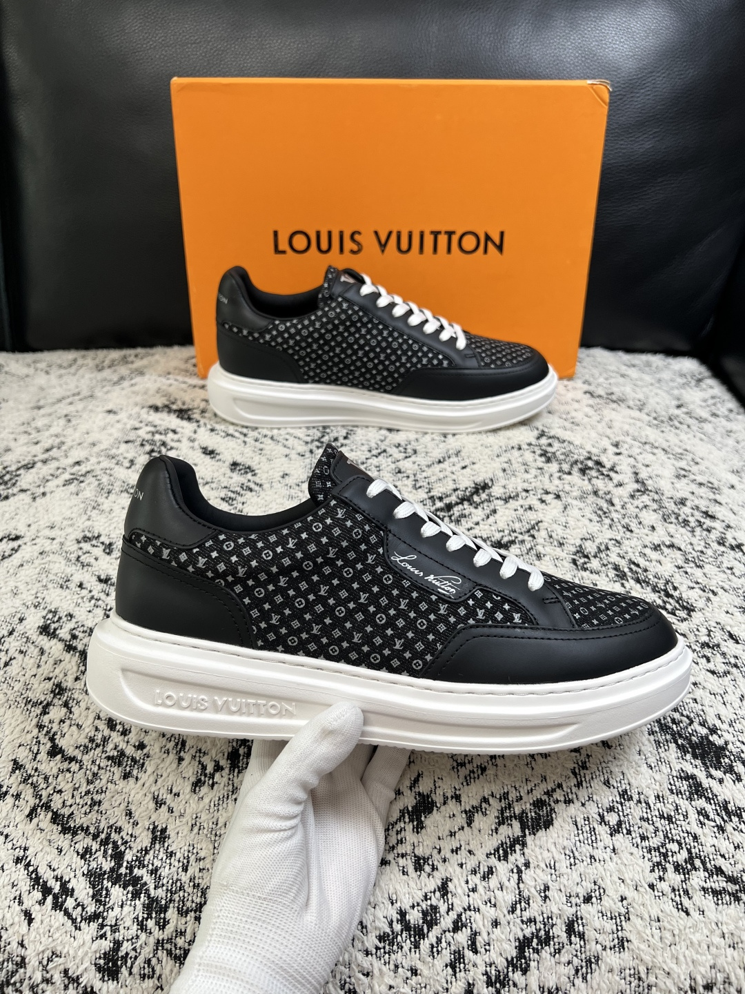 Lv  高品质  顶级工艺品  路易威登，运动板鞋专柜同步，鞋面意大利进口，高品质拼接缤纷色彩复杂工艺品，进口牛皮里垫柔