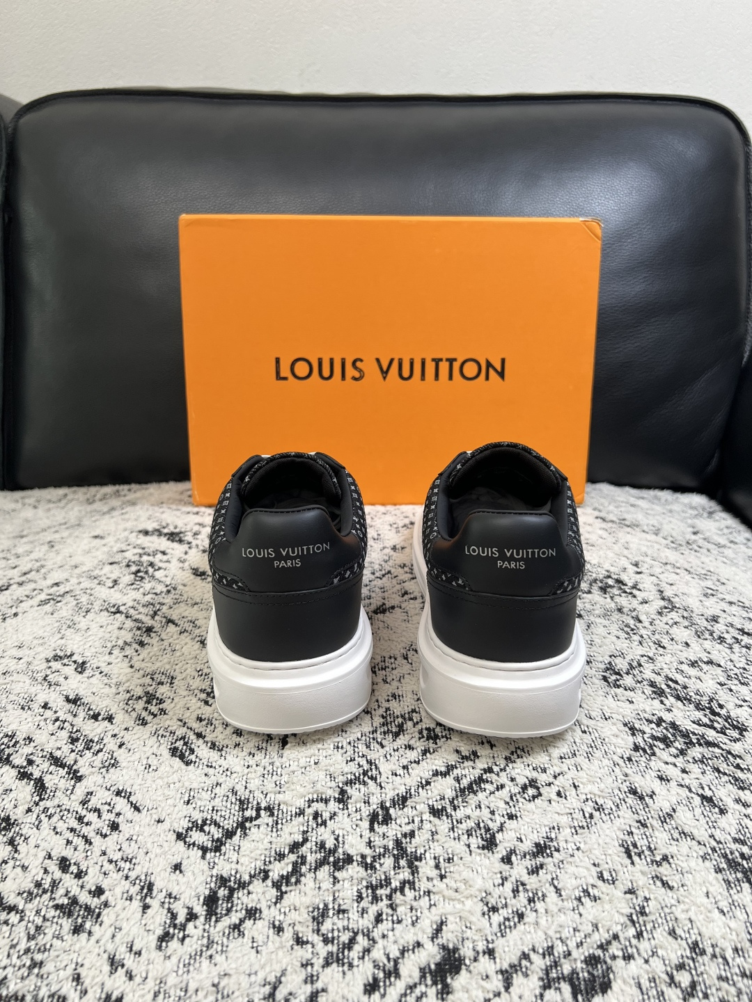 Lv  高品质  顶级工艺品  路易威登，运动板鞋专柜同步，鞋面意大利进口，高品质拼接缤纷色彩复杂工艺品，进口牛皮里垫柔