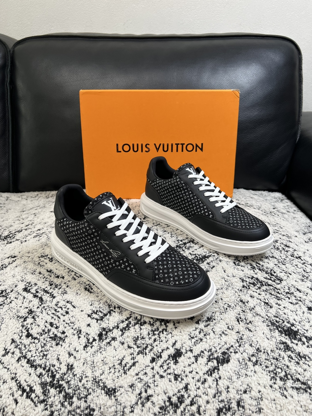 Lv  高品质  顶级工艺品  路易威登，运动板鞋专柜同步，鞋面意大利进口，高品质拼接缤纷色彩复杂工艺品，进口牛皮里垫柔