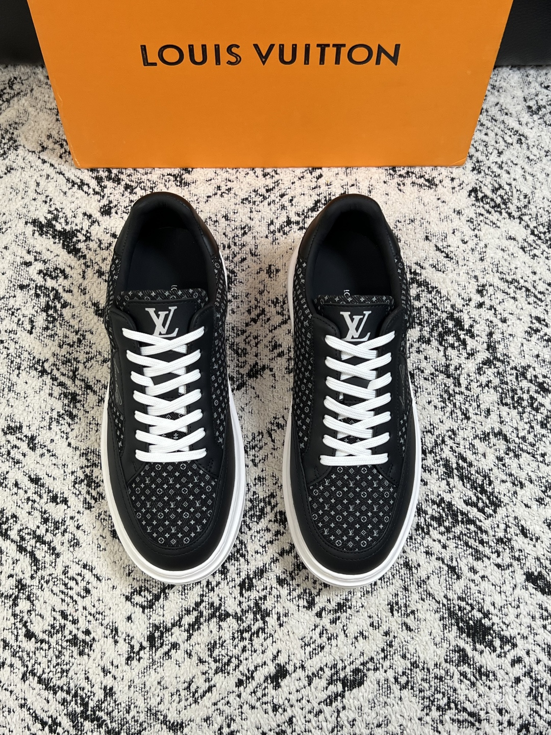 Lv  高品质  顶级工艺品  路易威登，运动板鞋专柜同步，鞋面意大利进口，高品质拼接缤纷色彩复杂工艺品，进口牛皮里垫柔