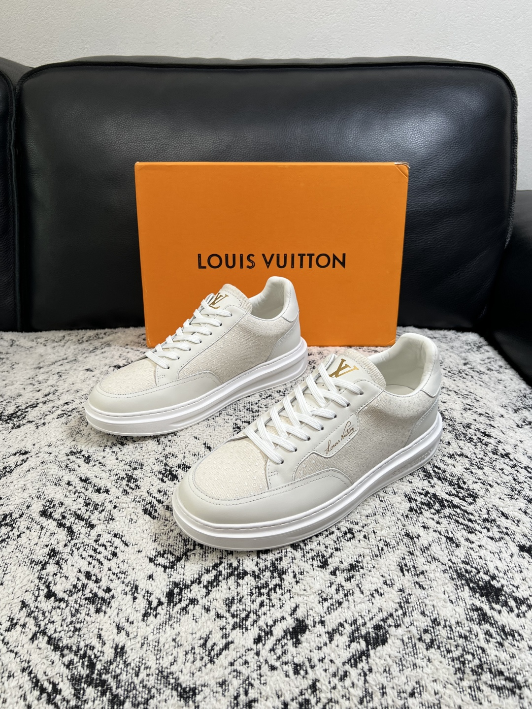 Lv  高品质  顶级工艺品  路易威登，运动板鞋专柜同步，鞋面意大利进口，高品质拼接缤纷色彩复杂工艺品，进口牛皮里垫柔
