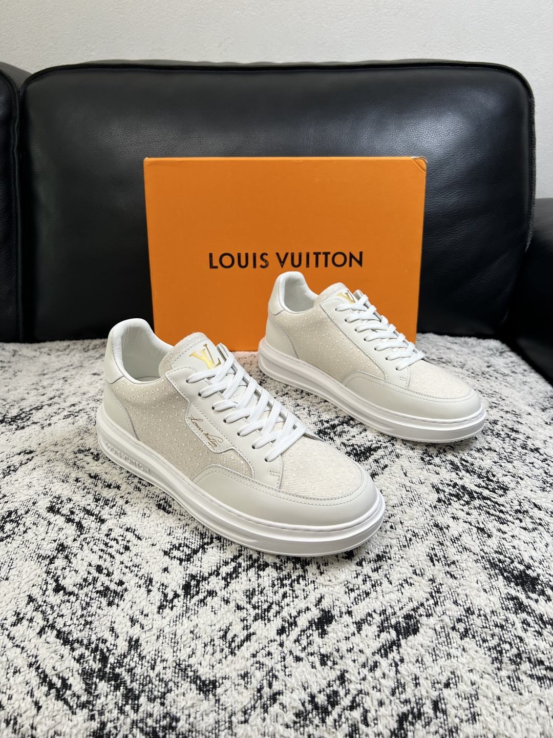 Lv  高品质  顶级工艺品  路易威登，运动板鞋专柜同步，鞋面意大利进口，高品质拼接缤纷色彩复杂工艺品，进口牛皮里垫柔