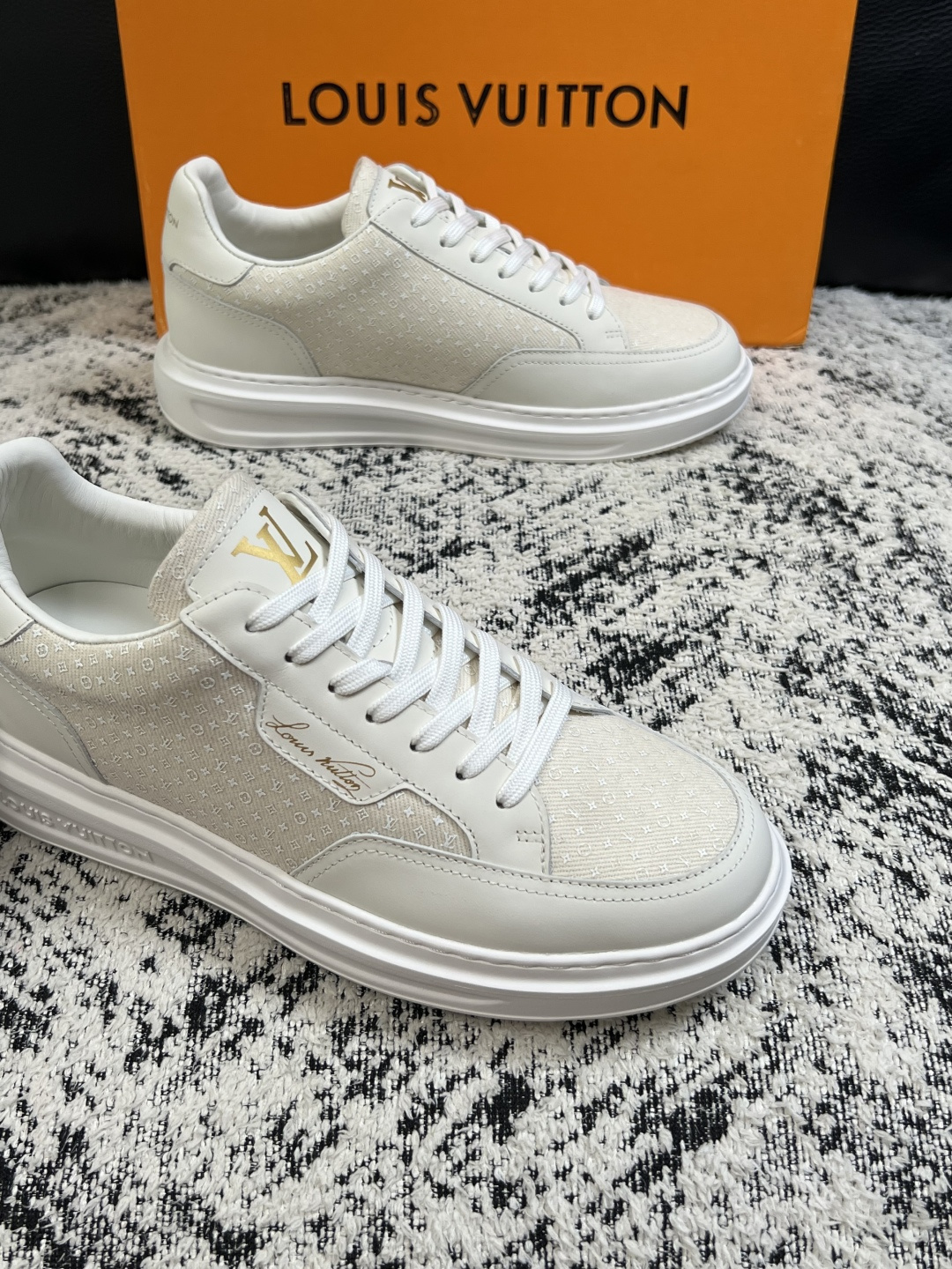 Lv  高品质  顶级工艺品  路易威登，运动板鞋专柜同步，鞋面意大利进口，高品质拼接缤纷色彩复杂工艺品，进口牛皮里垫柔