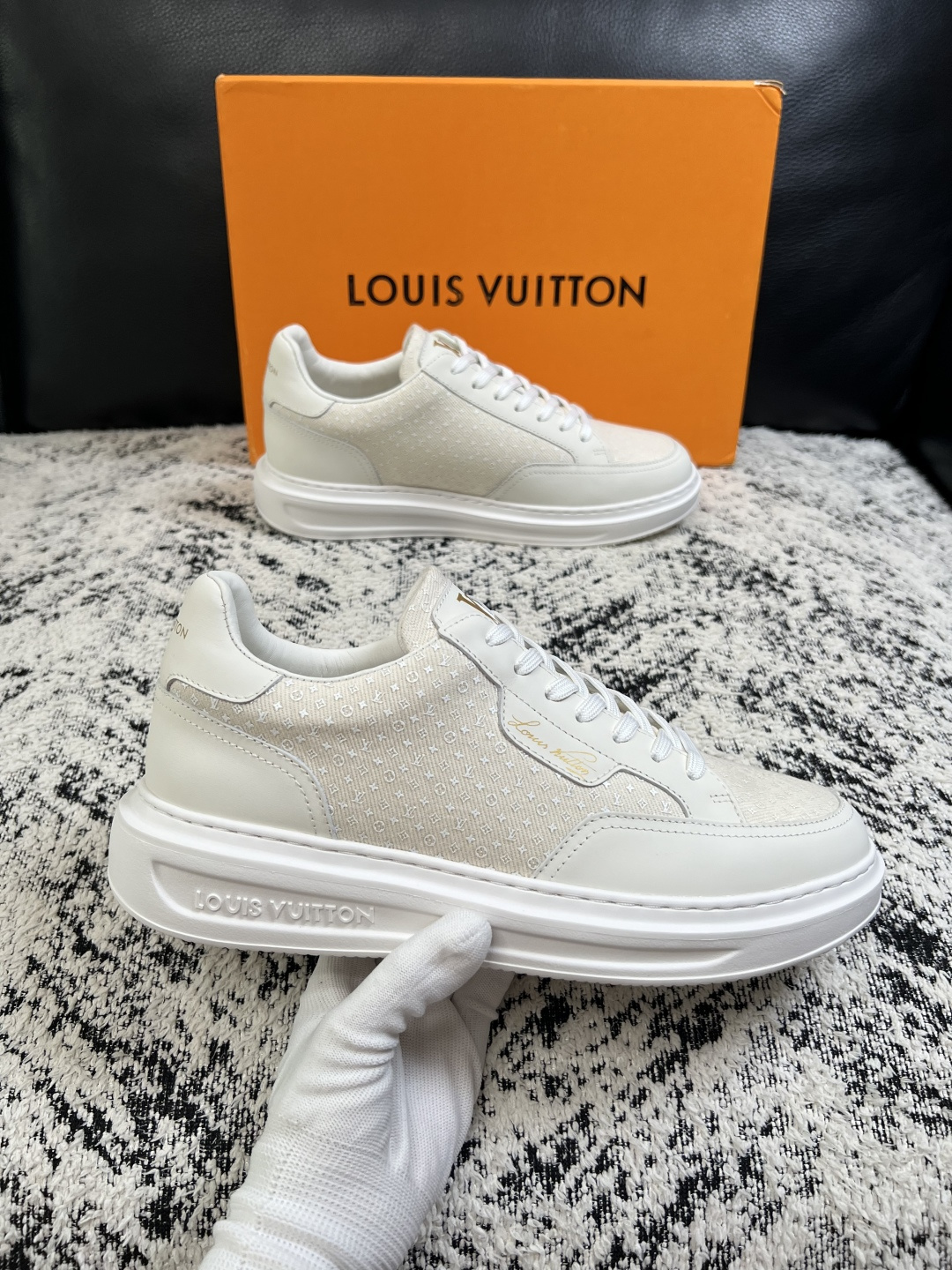 Lv  高品质  顶级工艺品  路易威登，运动板鞋专柜同步，鞋面意大利进口，高品质拼接缤纷色彩复杂工艺品，进口牛皮里垫柔