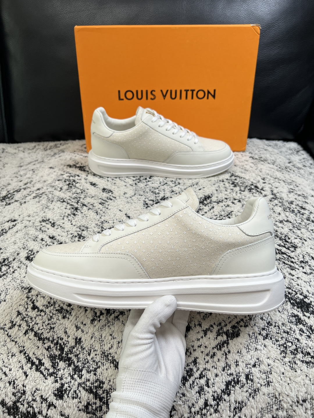 Lv  高品质  顶级工艺品  路易威登，运动板鞋专柜同步，鞋面意大利进口，高品质拼接缤纷色彩复杂工艺品，进口牛皮里垫柔