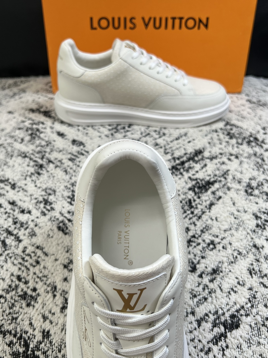 Lv  高品质  顶级工艺品  路易威登，运动板鞋专柜同步，鞋面意大利进口，高品质拼接缤纷色彩复杂工艺品，进口牛皮里垫柔
